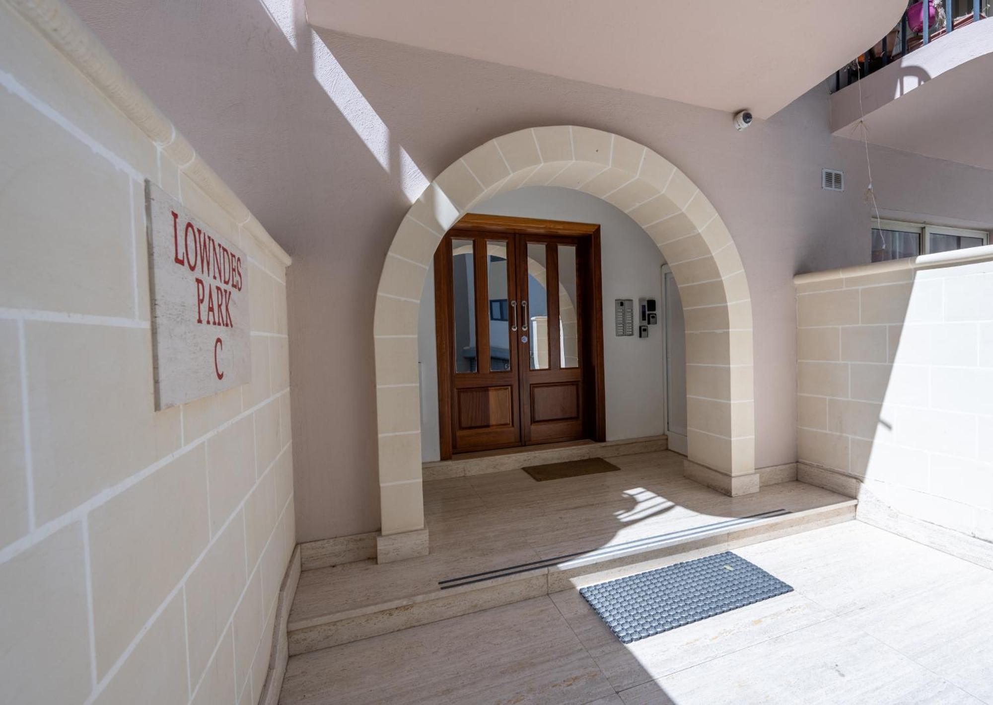 Spacious 3 Bedroom Apartment In The Heart Of St Julians San Ġiljan Kültér fotó
