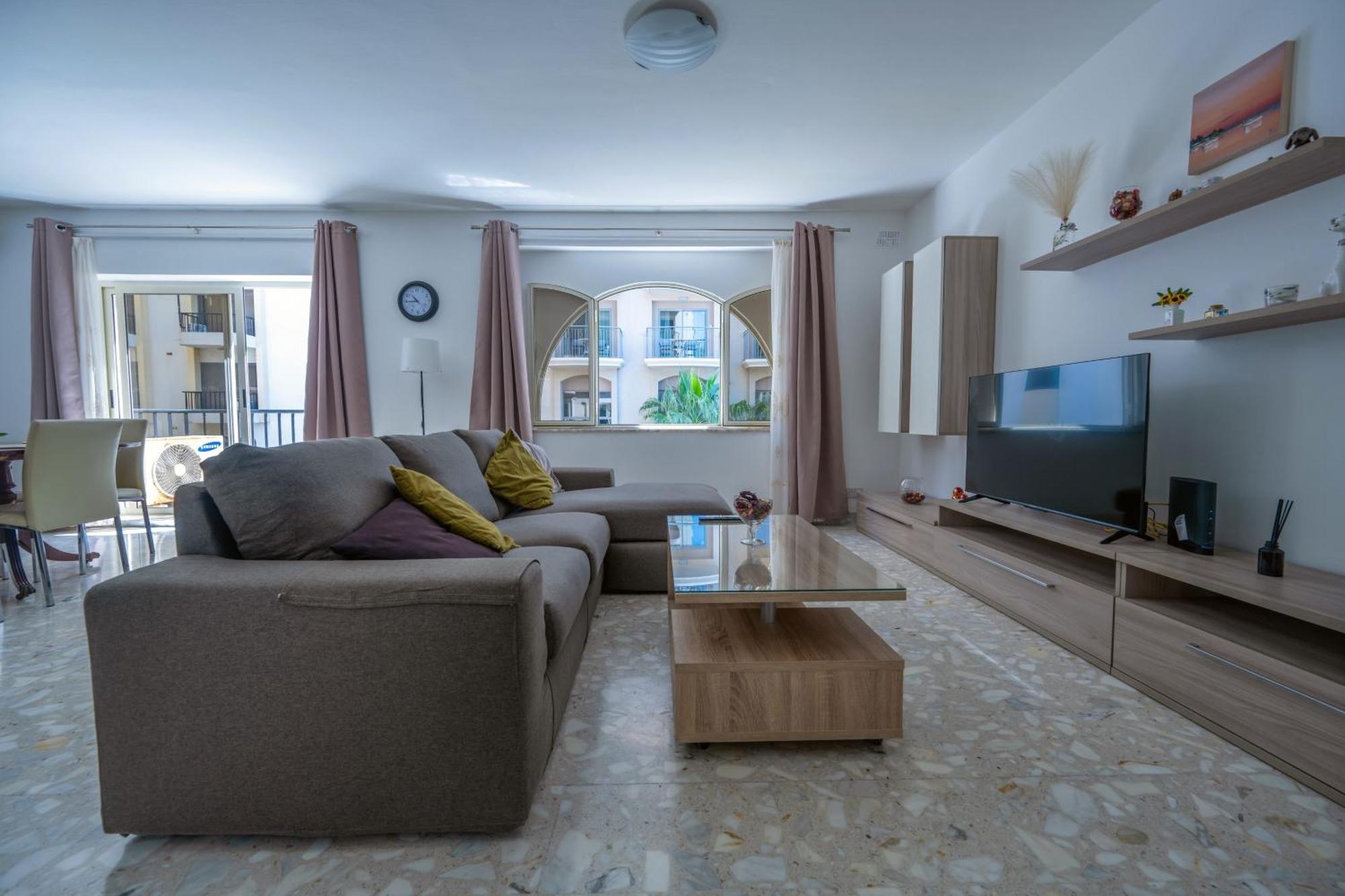 Spacious 3 Bedroom Apartment In The Heart Of St Julians San Ġiljan Kültér fotó